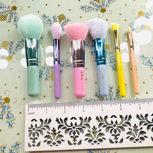 3464 DISNEY MINI BRUSH  SET SPECTRUM MINNIE COLLECTION MAKEUP BRUSH SET - Picture 2 of 5